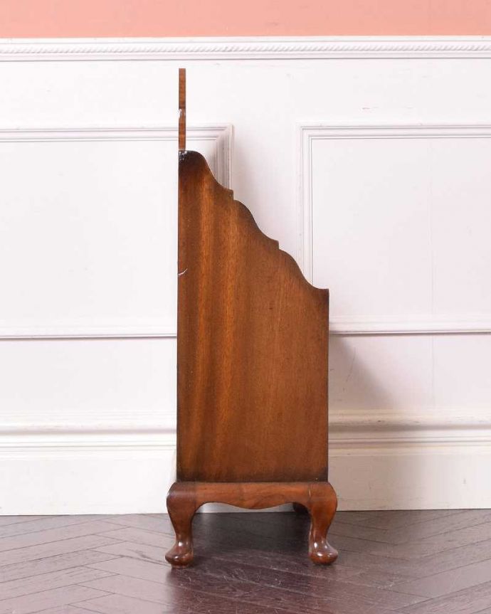 マガジンラック アンティーク家具 英国輸入のアンティーク収納家具、雑誌や新聞を入れるマガジンラック。横から見てもキレイです360度、どの角度から見てもキレイに仕上がっています。(q-1466-f)