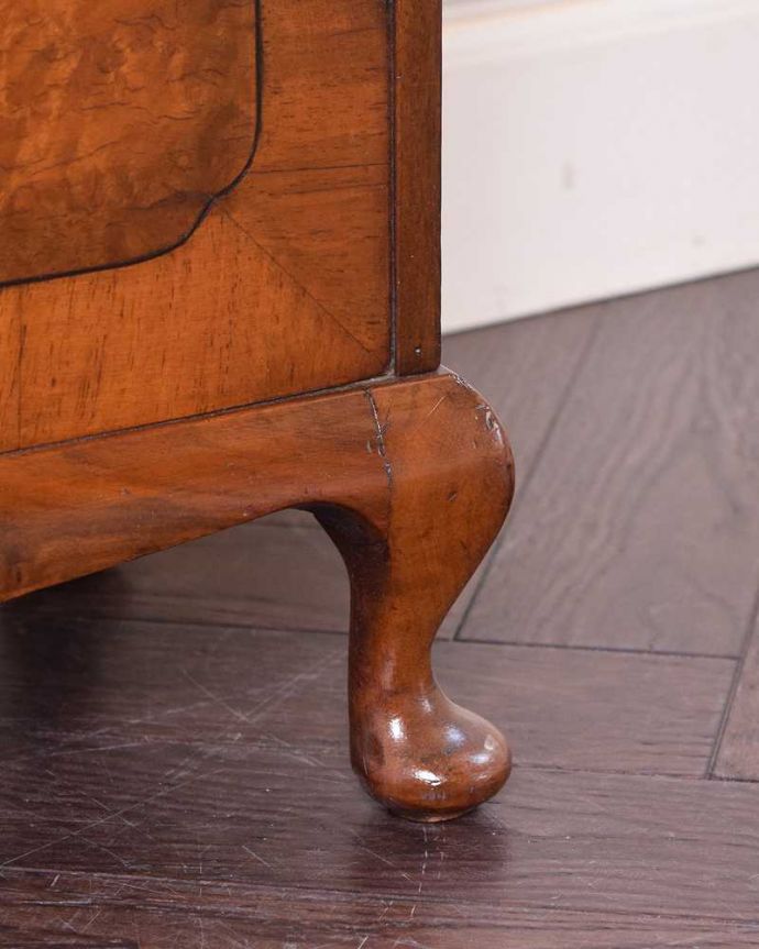 マガジンラック アンティーク家具 英国輸入のアンティーク収納家具、雑誌や新聞を入れるマガジンラック。持ち上げなくても移動ラクラクHandleのアンティーク家具の足の裏にはフェルトキーパーをお付けしています。(q-1466-f)