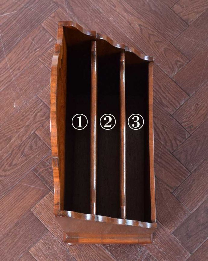 マガジンラック アンティーク家具 英国輸入のアンティーク収納家具、雑誌や新聞を入れるマガジンラック。雑誌を入れる部分もキレイに修復しましたアンティークは新品ではないので経年変化によるキズはありますが、専門の職人がキレイにお直ししました。(q-1466-f)