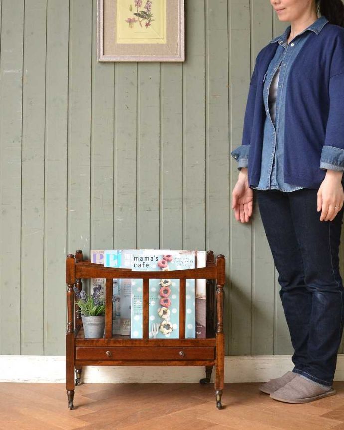 マガジンラック　アンティーク家具　英国輸入のアンティークマガジンラック（引き出し付き）。使いやすさNo.1！みんなが使える便利なアンティークどこのお家でも使っているマガジンラックも、アンティークだとデザインが素敵だから散らかっている雑誌もオシャレに収納出来ちゃうんです。(q-1467-f)