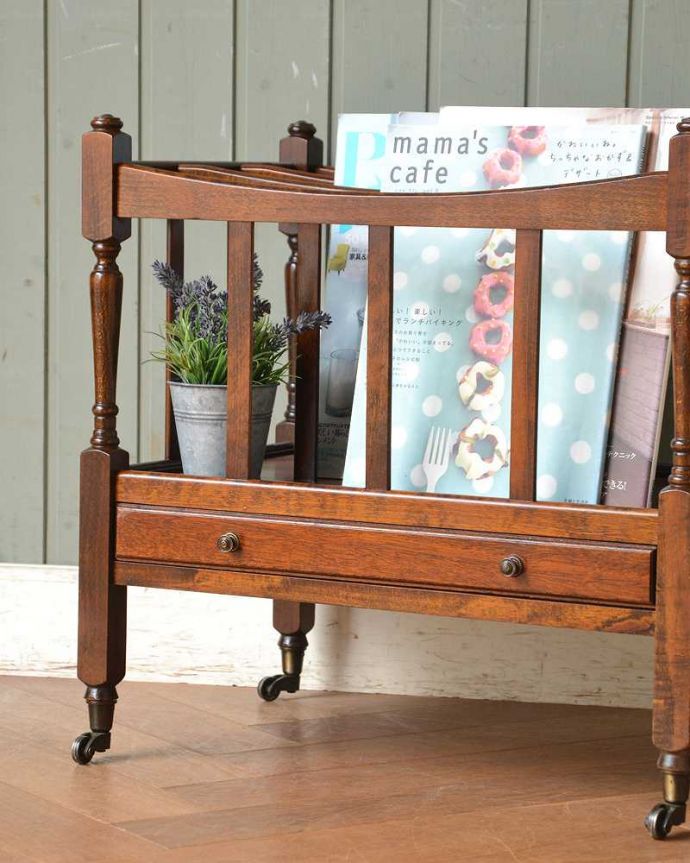 マガジンラック　アンティーク家具　英国輸入のアンティークマガジンラック（引き出し付き）。ちょっと置いておきたい…をキレイに収納新聞や雑誌など、ついついテーブルの上に置いてしまって雑多に見えるものが、コレさえあればキレイに収納出来てお部屋もスッキリ見えるんです。(q-1467-f)