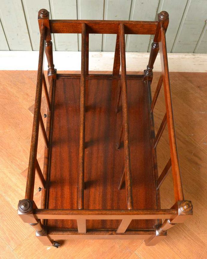 マガジンラック　アンティーク家具　英国輸入のアンティークマガジンラック（引き出し付き）。雑誌を入れる部分もキレイに修復しましたアンティークは新品ではないので経年変化によるキズはありますが、専門の職人がキレイにお直ししました。(q-1467-f)