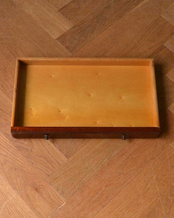 マガジンラック　アンティーク家具　英国輸入のアンティークマガジンラック（引き出し付き）。引き出しの中もキレイですちょっとした引き出しはとっても便利に使えます。(q-1467-f)