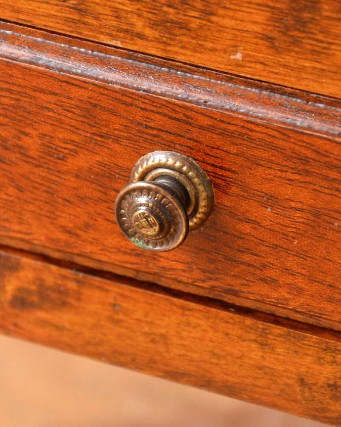 マガジンラック　アンティーク家具　英国輸入のアンティークマガジンラック（引き出し付き）。開ける度にワクワクしちゃう取っ手取っ手もアンティークらしいデザインで素敵なんです。(q-1467-f)