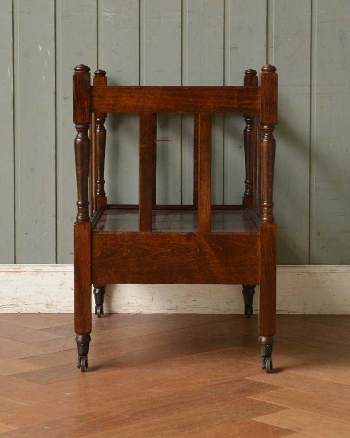 マガジンラック　アンティーク家具　英国輸入のアンティークマガジンラック（引き出し付き）。横から見てもキレイです360度、どの角度から見てもキレイに仕上がっています。(q-1467-f)