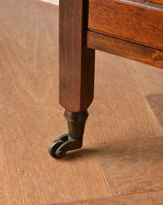 マガジンラック　アンティーク家具　英国輸入のアンティークマガジンラック（引き出し付き）。女性1人でラクラク運べちゃうんですキャスター付きの脚。(q-1467-f)