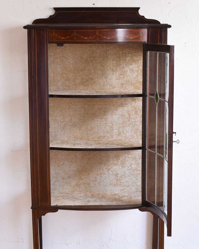 アンティークのキャビネット　アンティーク家具　ステンドグラスが入ったアンティーク英国家具、マホガニー材を使ったガラスキャビネット。扉を開けてみると･･･棚板と背板に貼ってあるクロスは修復の時、新しいものに張り替えました。(q-1468-f)