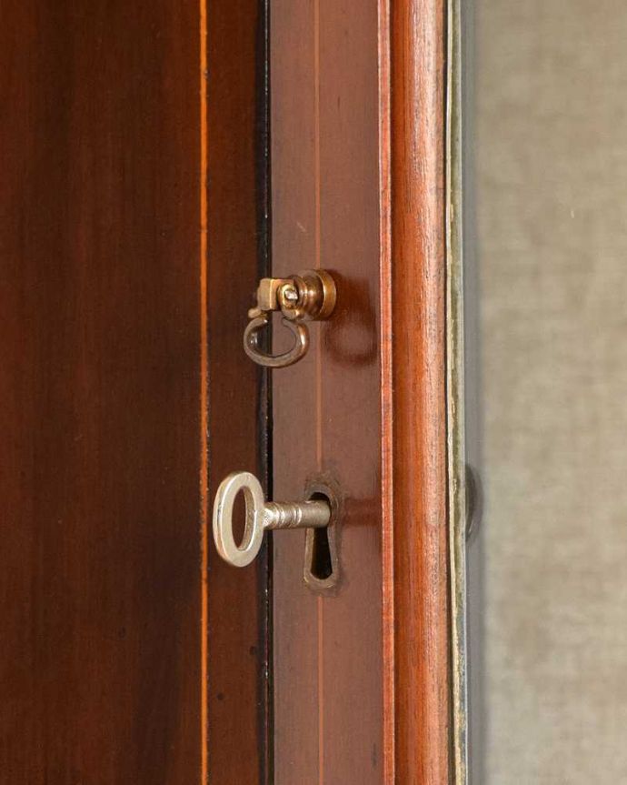 アンティークのキャビネット　アンティーク家具　ステンドグラスが入ったアンティーク英国家具、マホガニー材を使ったガラスキャビネット。開ける度にワクワク取っ手もアンティークらしいデザイン。(q-1468-f)