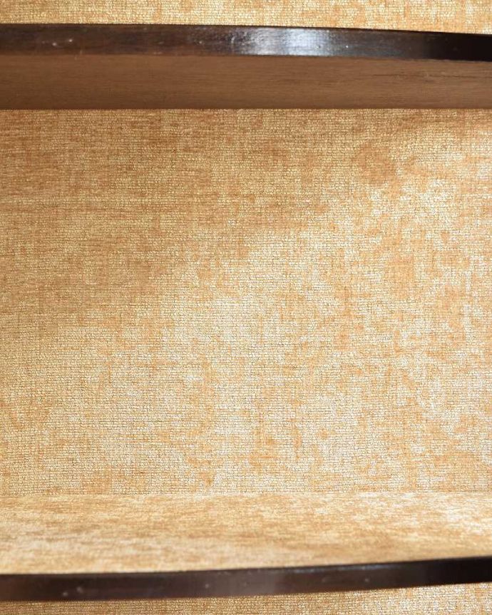 アンティークのキャビネット　アンティーク家具　ステンドグラスが入ったアンティーク英国家具、マホガニー材を使ったガラスキャビネット。新しく貼り替えましたキャビネットに似合う生地を選んで張り替えた背板。(q-1468-f)