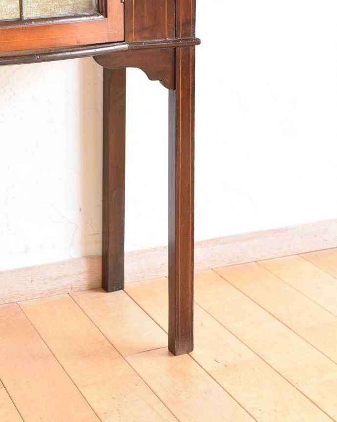 アンティークのキャビネット　アンティーク家具　ステンドグラスが入ったアンティーク英国家具、マホガニー材を使ったガラスキャビネット。女性１人でラクラク運べちゃうんですHandleのアンティークは、脚の裏にフェルトキーパーをお付けしています。(q-1468-f)