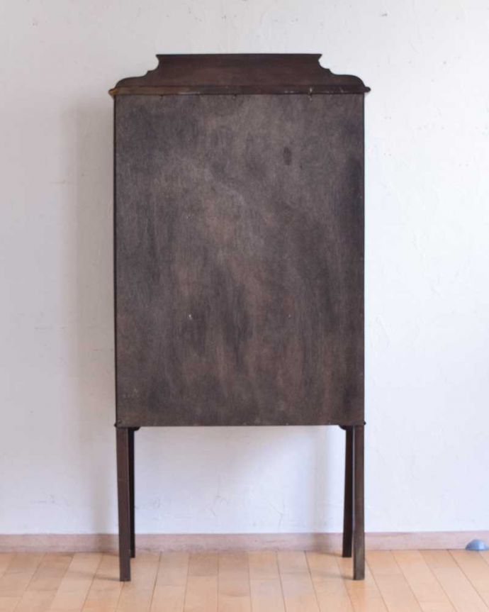 アンティークのキャビネット　アンティーク家具　ステンドグラスが入ったアンティーク英国家具、マホガニー材を使ったガラスキャビネット。キレイに修復しました！アンティークは新品ではないので、経年変化によるキズはありますが、専門の職人がキレイにお直しをしているので、後姿までキレイです。(q-1468-f)