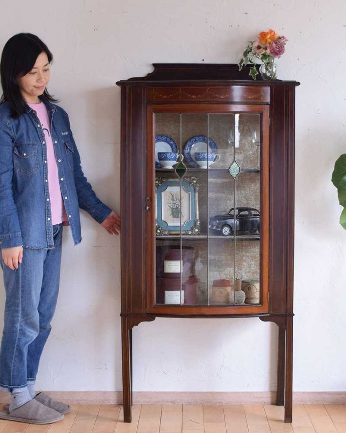 アンティークのキャビネット　アンティーク家具　ステンドグラスが入ったアンティーク英国家具、マホガニー材を使ったガラスキャビネット。ステンドグラスの扉が美しいキャビネット扉がステンドグラスになっているから、キャビネットとステンドグラスの両方を一気に手に入れることが出来ちゃうんです。(q-1468-f)