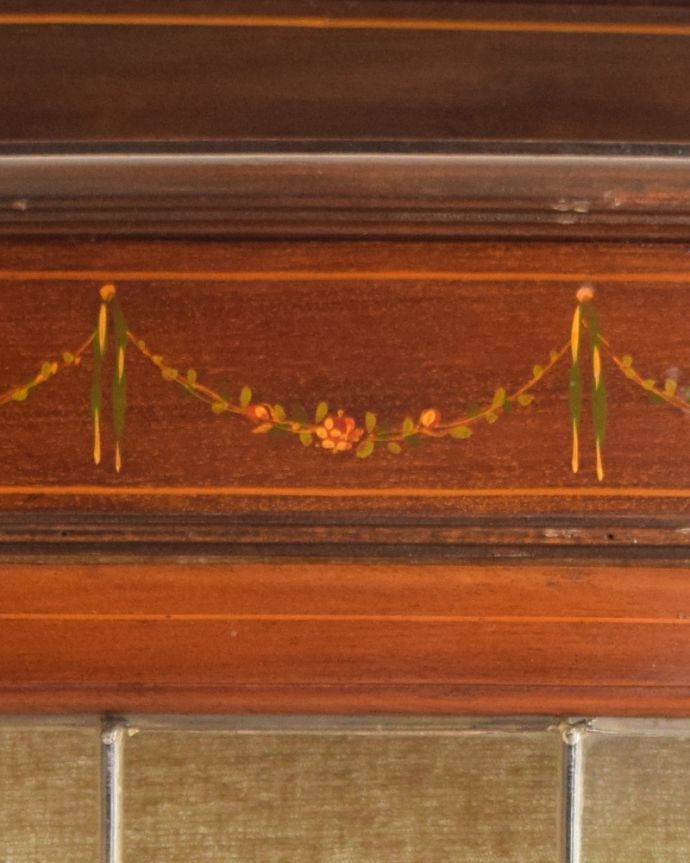 アンティークのキャビネット　アンティーク家具　ステンドグラスが入ったアンティーク英国家具、マホガニー材を使ったガラスキャビネット。いろんな場所で見えるこだわり彫のデザインもいろいろありますが、個人的に美しいと思える女性らしく優雅な彫を選んできました。(q-1468-f)