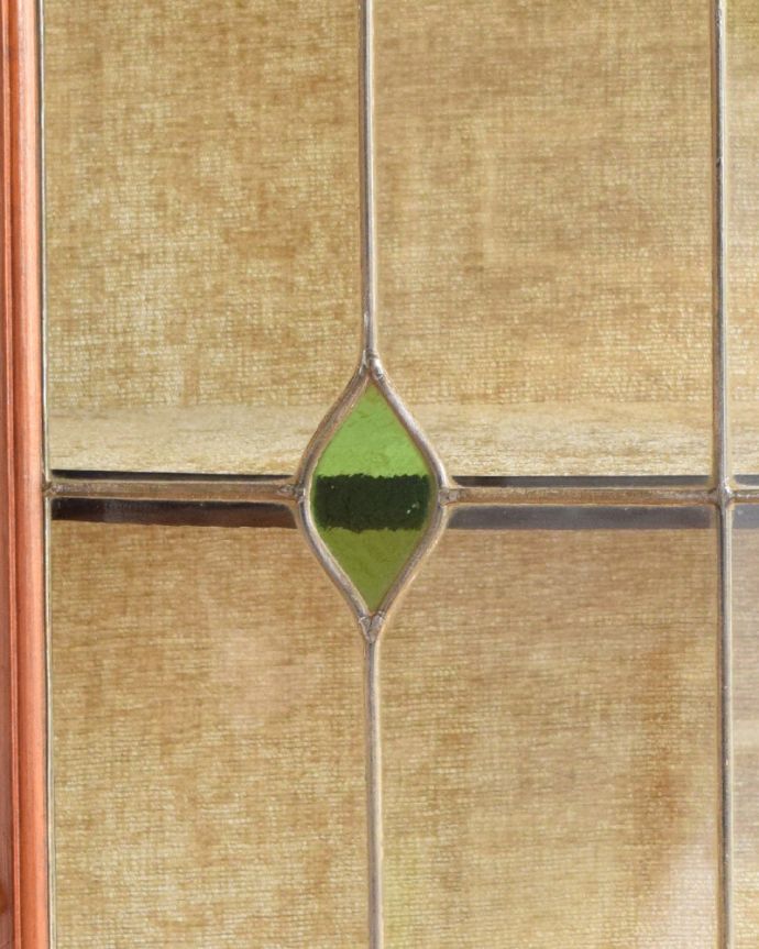 アンティークのキャビネット　アンティーク家具　ステンドグラスが入ったアンティーク英国家具、マホガニー材を使ったガラスキャビネット。アンティークのガラスの美しさガラスも古いアンティークのステンドグラスは独特の雰囲気が魅力。(q-1468-f)