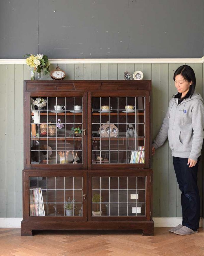 アンティークのキャビネット　アンティーク家具　和室にも似合うアンティークの英国家具、英国紳士たちが愛したガラス扉のブックケース（本棚）。ステンドグラスの扉が美しいキャビネット扉がステンドグラスになっているから、キャビネットとステンドグラスの両方を一気に手に入れることが出来ちゃうんです。(q-1469-f)