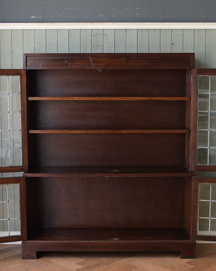 アンティークのキャビネット　アンティーク家具　和室にも似合うアンティークの英国家具、英国紳士たちが愛したガラス扉のブックケース（本棚）。扉を開けた内側はこんな感じですキャビネットの中も職人がしっかり修復したのでキレイです。(q-1469-f)