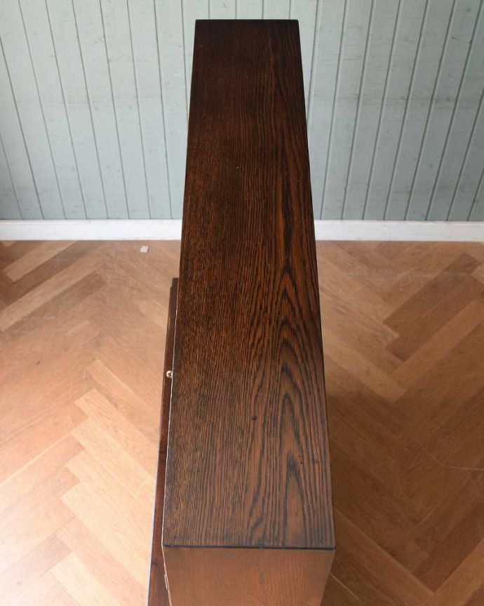 アンティークのキャビネット　アンティーク家具　和室にも似合うアンティークの英国家具、英国紳士たちが愛したガラス扉のブックケース（本棚）。天板もキレイに仕上げました。(q-1469-f)