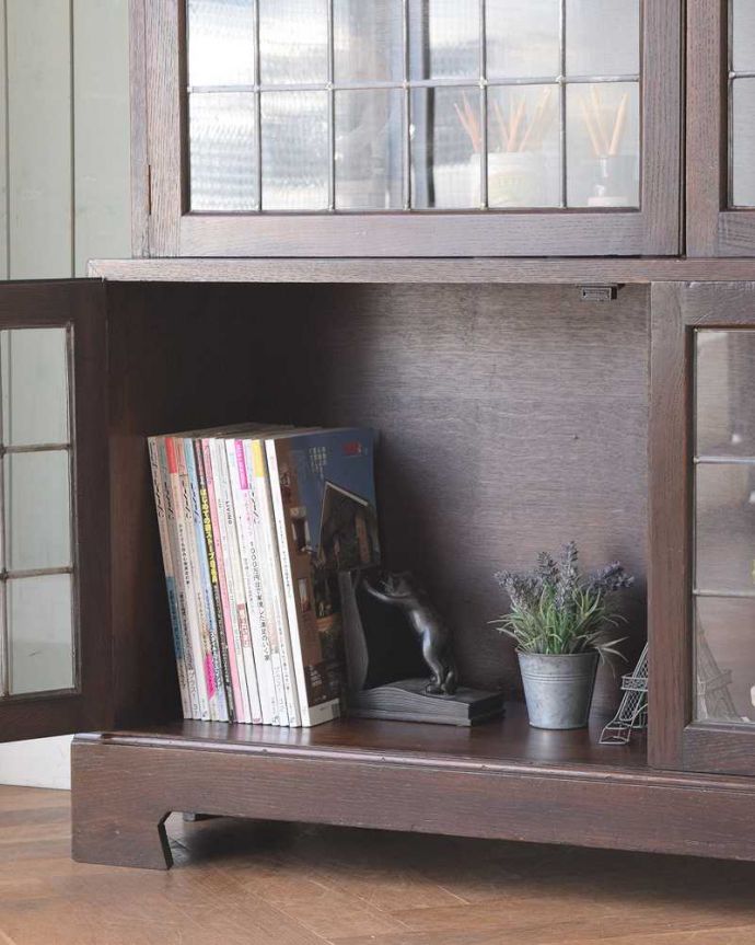 アンティークのキャビネット　アンティーク家具　和室にも似合うアンティークの英国家具、英国紳士たちが愛したガラス扉のブックケース（本棚）。扉の中は収納たっぷりA4サイズの雑誌までしっかり収納出来ちゃう大きさ。(q-1469-f)