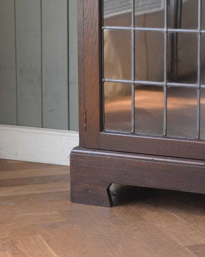 アンティークのキャビネット　アンティーク家具　和室にも似合うアンティークの英国家具、英国紳士たちが愛したガラス扉のブックケース（本棚）。女性１人でもラクに運べちゃうヒミツHandleのアンティークは、脚の裏にフェルトキーパーをお付けしているので、床を滑らせれば女性でも移動がカンタンに出来ます！ご安心下さい。(q-1469-f)