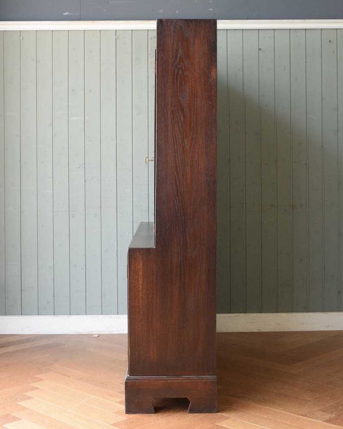 アンティークのキャビネット　アンティーク家具　和室にも似合うアンティークの英国家具、英国紳士たちが愛したガラス扉のブックケース（本棚）。横から見てもステキもちろん横もキレイに修復していますので、横顔だって美しいんです。(q-1469-f)