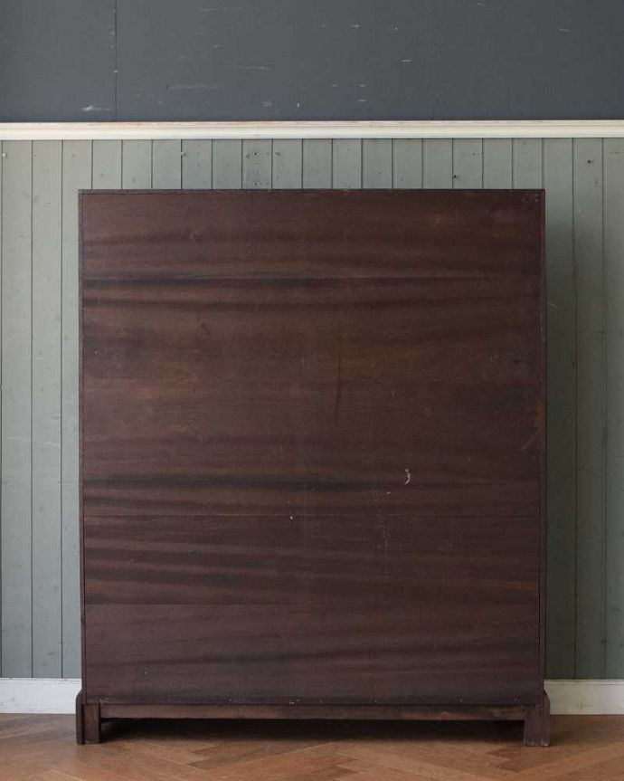 アンティークのキャビネット　アンティーク家具　和室にも似合うアンティークの英国家具、英国紳士たちが愛したガラス扉のブックケース（本棚）。後ろ姿もキレイです。(q-1469-f)