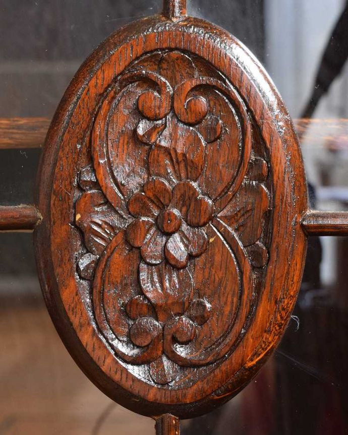 ビューロー　アンティーク家具　本棚とビューローがセットになったサイドバイサイド、英国のアンティーク家具。いろんな場所にこだわり彫のデザインもいろいろです。(q-1470-f)