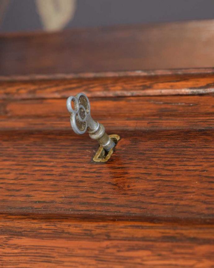 ビューロー　アンティーク家具　本棚とビューローがセットになったサイドバイサイド、英国のアンティーク家具。鍵を使って開けてみましょうアンティークの鍵が一つ付いています。(q-1470-f)