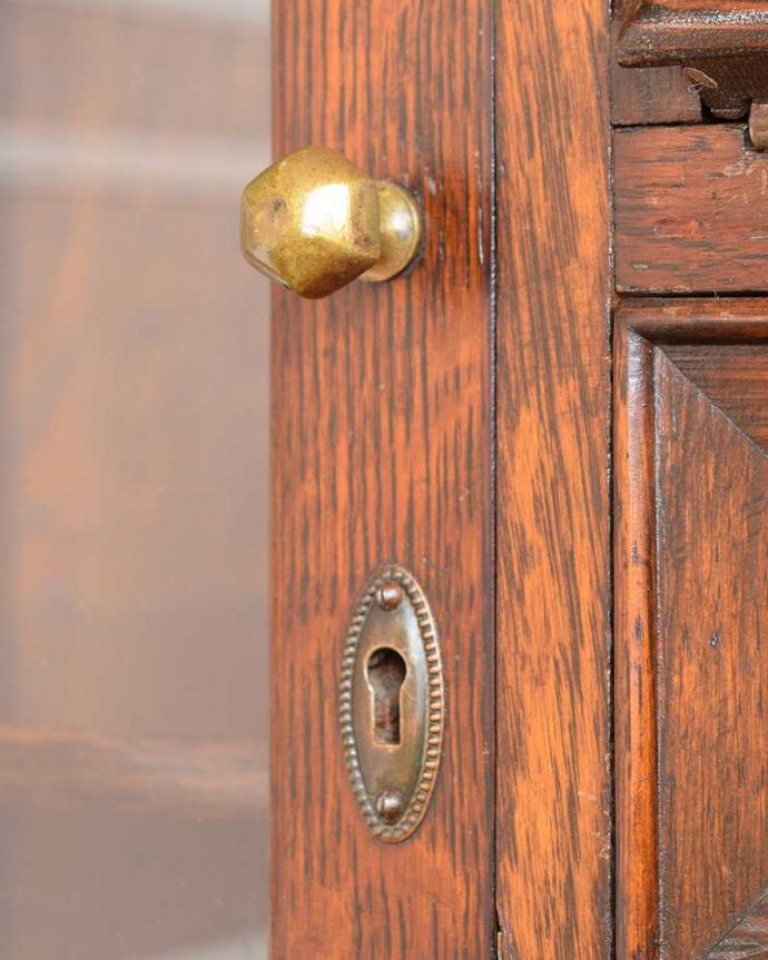ビューロー　アンティーク家具　本棚とビューローがセットになったサイドバイサイド、英国のアンティーク家具。アンティークらしいデザイン取っ手のデザインも美しいです。(q-1470-f)