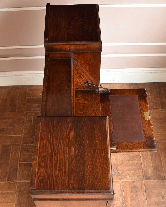 ビューロー　アンティーク家具　本棚とビューローがセットになったサイドバイサイド、英国のアンティーク家具。上から見てみましょう天板の上から見てみるとこんな感じで奥行きが浅い家具なんです。(q-1470-f)