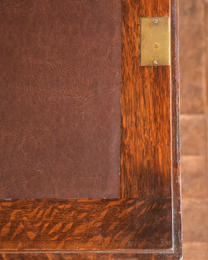 ビューロー　アンティーク家具　本棚とビューローがセットになったサイドバイサイド、英国のアンティーク家具。やっぱり気になるデスク部分デスク部分の天板を近づいて見てみるとこんな感じです。(q-1470-f)