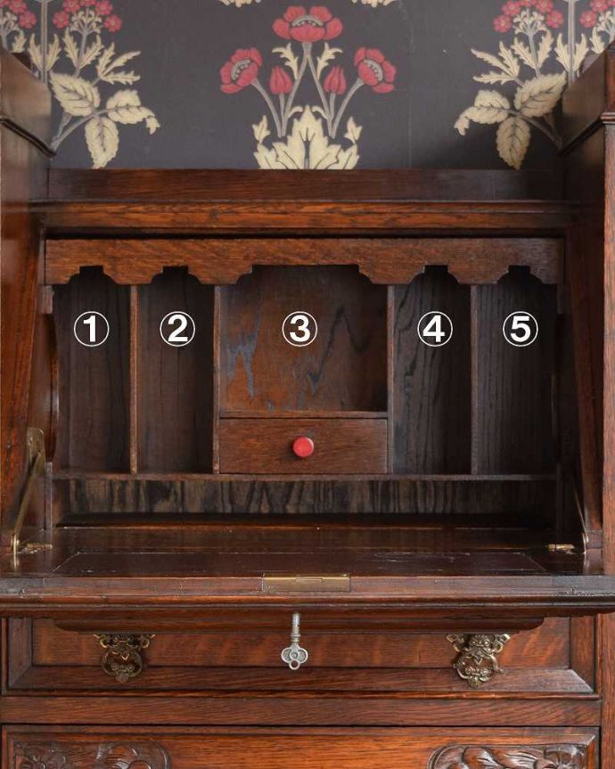 ビューロー　アンティーク家具　本棚とビューローがセットになったサイドバイサイド、英国のアンティーク家具。デスク部分にはお片付け上手のヒミツ細々としたものがキレイに収納できるように細かく仕切られているので、いろんなものをスッキリ片付けられます。(q-1470-f)