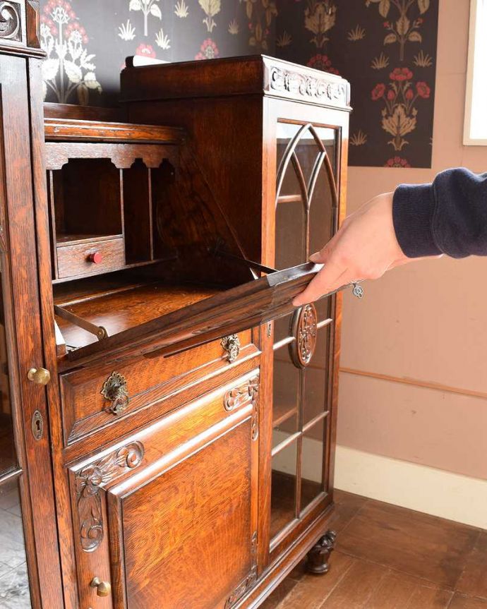 ビューロー　アンティーク家具　本棚とビューローがセットになったサイドバイサイド、英国のアンティーク家具。あっという間にデスクに変身フラップ扉を前に倒すだけで、あっという間にデスクが登場！どんな場所でも使えるデスクです。(q-1470-f)