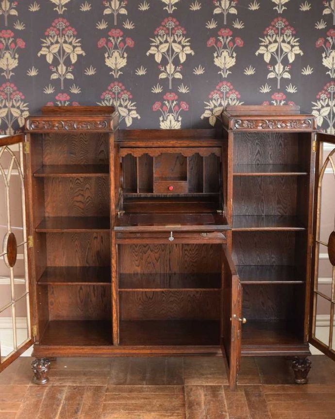ビューロー　アンティーク家具　本棚とビューローがセットになったサイドバイサイド、英国のアンティーク家具。扉を開けてみると･･･専門の職人がしっかり修復したので、扉の中もこんな感じでキレイです。(q-1470-f)