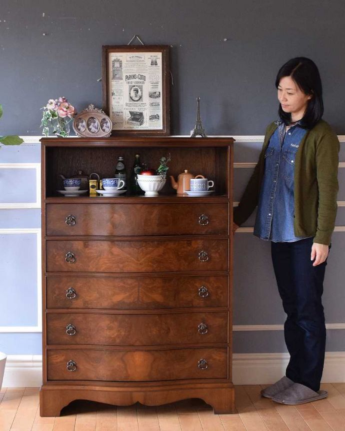 アンティークのチェスト　アンティーク家具　高級感のあるアンティーク英国輸入家具、オープンスペース付きのチェストオブドロワーズ。大人の雰囲気が漂う人気のアンティークチェストアンティークだから手に入れることが出来る素材の質の良さを際立たせてくれるシンプルなデザイン。(q-1471-f)