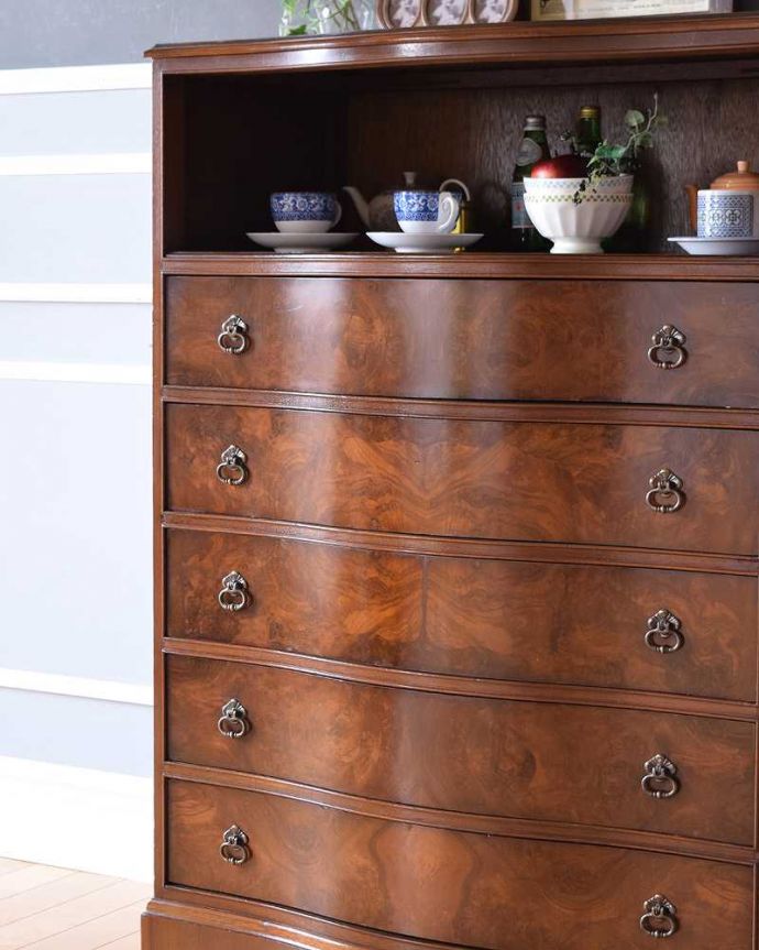 アンティークのチェスト　アンティーク家具　高級感のあるアンティーク英国輸入家具、オープンスペース付きのチェストオブドロワーズ。見た目はもちろん、実用的に使って楽しみましょうアンティークのチェストは、見た目の木の美しさはもちろん、たっぷり収納も出来る実力派なんです。(q-1471-f)