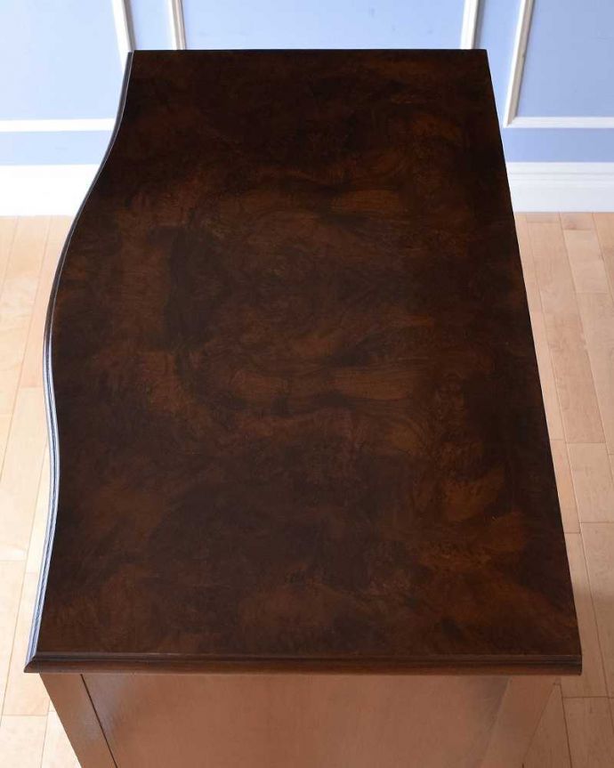 アンティークのチェスト　アンティーク家具　高級感のあるアンティーク英国輸入家具、オープンスペース付きのチェストオブドロワーズ。ピカピカに仕上げました修復の時、天板もキレイに仕上げました。(q-1471-f)