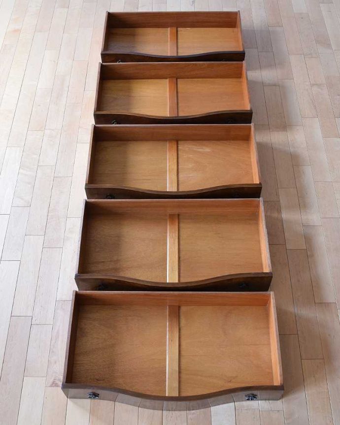 アンティークのチェスト　アンティーク家具　高級感のあるアンティーク英国輸入家具、オープンスペース付きのチェストオブドロワーズ。キレイに修復しましたお洋服も収納できるように、引き出しの中も職人がしっかり時間をかけて修復しました。(q-1471-f)