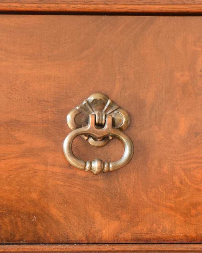 アンティークのチェスト　アンティーク家具　高級感のあるアンティーク英国輸入家具、オープンスペース付きのチェストオブドロワーズ。アンティークらしい取っ手アンティーク家具は取っ手のデザインまで、なんだか高級感があるんですよね。(q-1471-f)