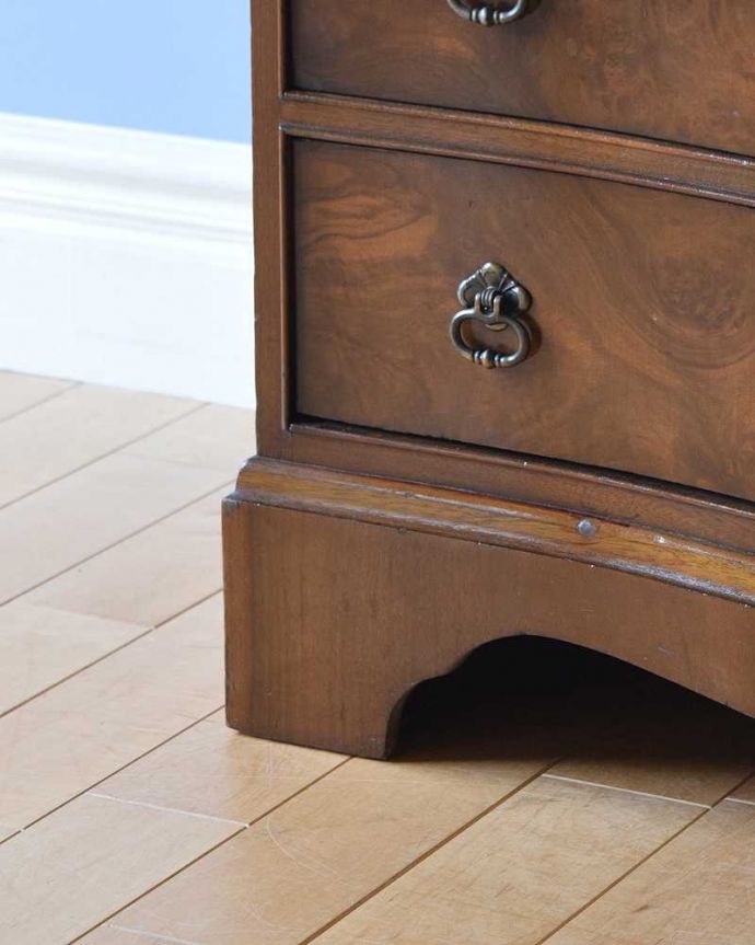 アンティークのチェスト　アンティーク家具　高級感のあるアンティーク英国輸入家具、オープンスペース付きのチェストオブドロワーズ。女性1人でラクラク運べちゃう仕掛けHandleのアンティークは、脚の裏にフェルトキーパーをお付けしています。(q-1471-f)
