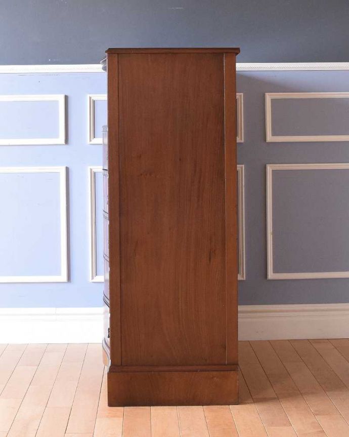 アンティークのチェスト　アンティーク家具　高級感のあるアンティーク英国輸入家具、オープンスペース付きのチェストオブドロワーズ。横から見てもキレイですもちろん、横顔だってキレイ！どこから見ても絵になります。(q-1471-f)