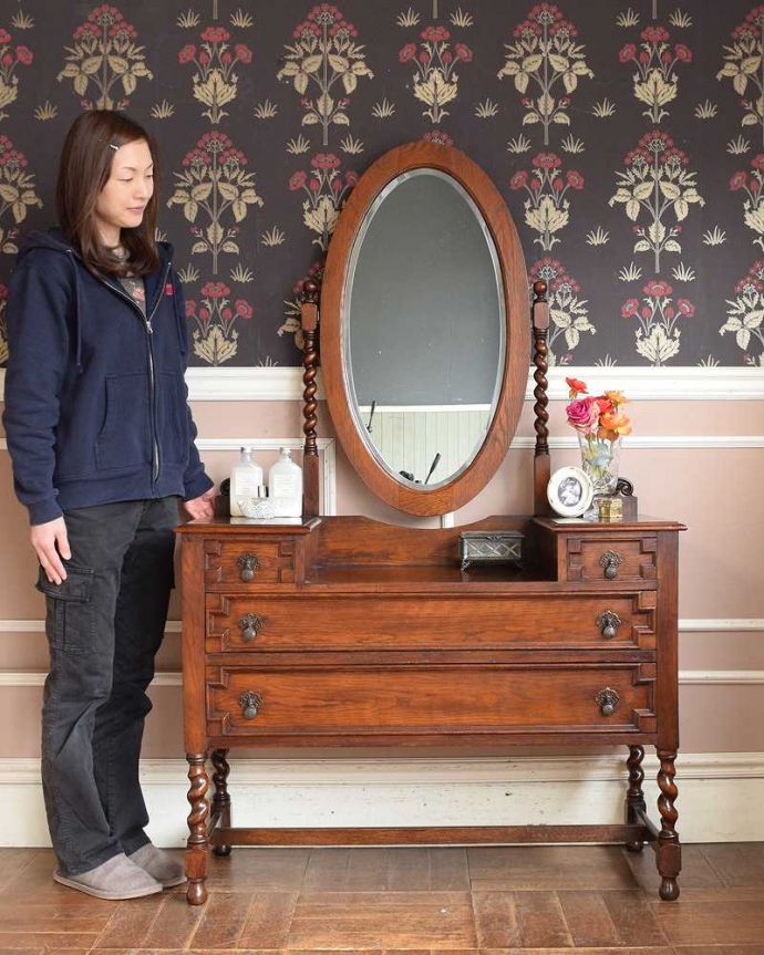 英国アンティークのドレッサー