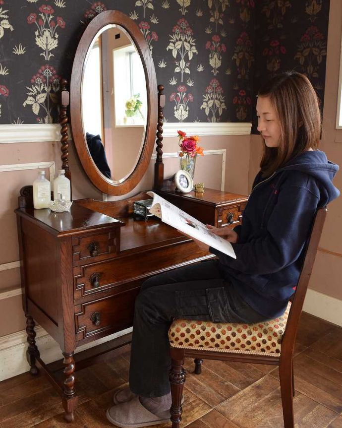 便利に使えるアンティークのドレッサー