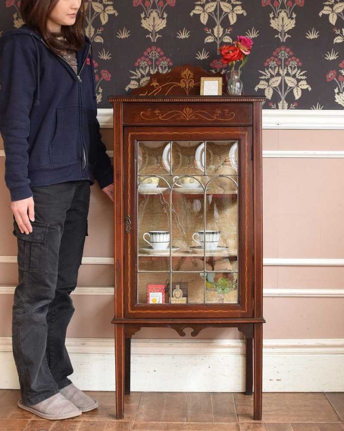 アンティークのキャビネット　アンティーク家具　マホガニー材のアンティーク家具、贅沢な英国ガラスキャビネット（飾り棚）。眺めているだけで幸せ･･･芸術的に美しいディスプレイキャビネットは、置くだけで周りの空気を変えてくれます。(q-1473-f)