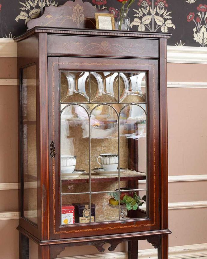 アンティークのキャビネット　アンティーク家具　マホガニー材のアンティーク家具、贅沢な英国ガラスキャビネット（飾り棚）。扉に描かれた象嵌の美しさにうっとり･･･美しい象嵌で描かれた模様が一番の特長。(q-1473-f)