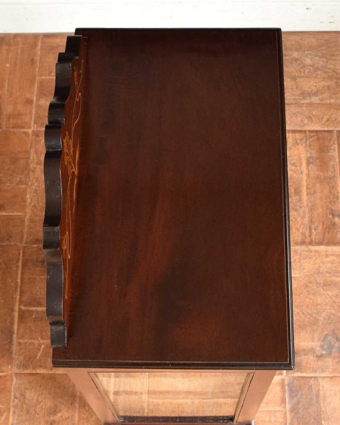 アンティークのキャビネット　アンティーク家具　マホガニー材のアンティーク家具、贅沢な英国ガラスキャビネット（飾り棚）。上から見てみると･･･天板の塗装も修復の際、もちろんキレイにお直ししました。(q-1473-f)