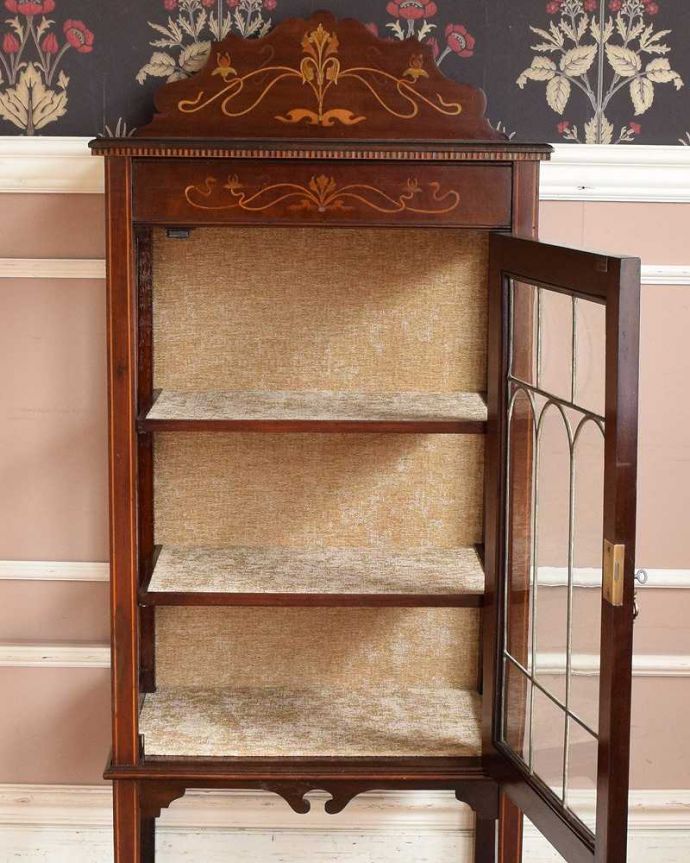 アンティークのキャビネット　アンティーク家具　マホガニー材のアンティーク家具、贅沢な英国ガラスキャビネット（飾り棚）。扉を開けてみると･･･棚板と背板に貼ってあるクロスは修復の時、新しいものに張り替えました。(q-1473-f)