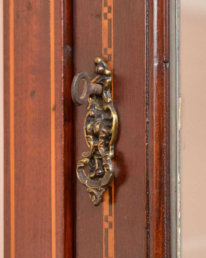 アンティークのキャビネット　アンティーク家具　マホガニー材のアンティーク家具、贅沢な英国ガラスキャビネット（飾り棚）。開ける度にワクワク取っ手もアンティークらしいデザイン。(q-1473-f)