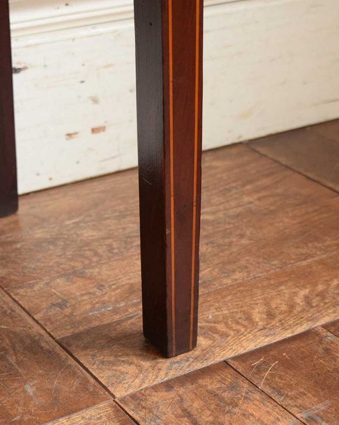 アンティークのキャビネット　アンティーク家具　マホガニー材のアンティーク家具、贅沢な英国ガラスキャビネット（飾り棚）。女性１人でラクラク運べちゃうんですHandleのアンティークは、脚の裏にフェルトキーパーをお付けしています。(q-1473-f)