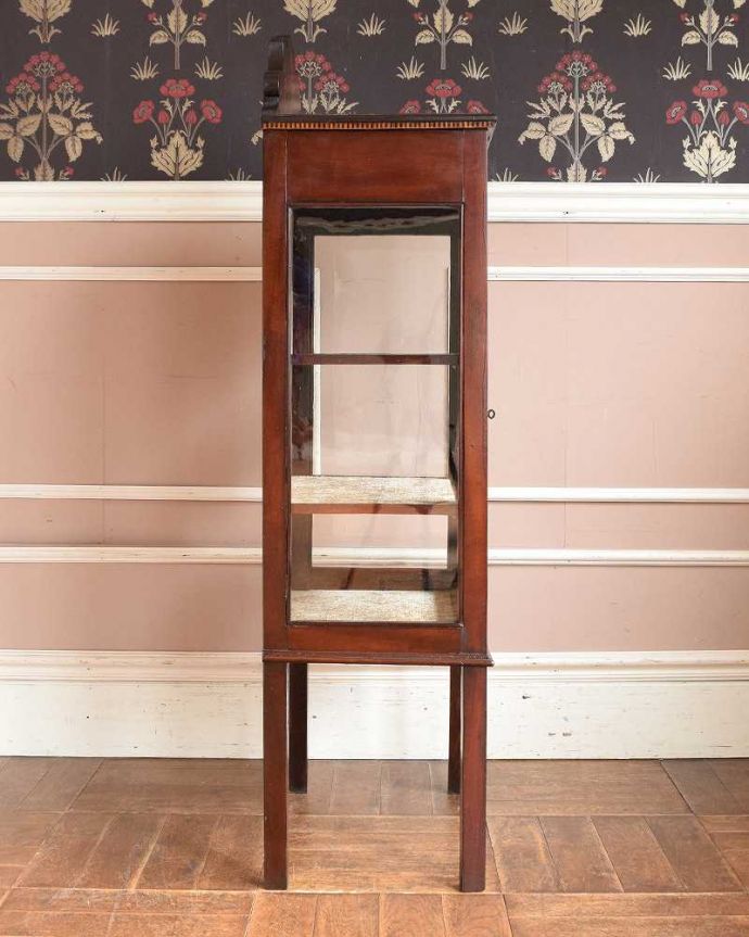 アンティークのキャビネット　アンティーク家具　マホガニー材のアンティーク家具、贅沢な英国ガラスキャビネット（飾り棚）。横から見ても素敵なんですガラスキャビネットはどこから見ても美しい！いろんな角度から中を見て楽んで下さい。(q-1473-f)