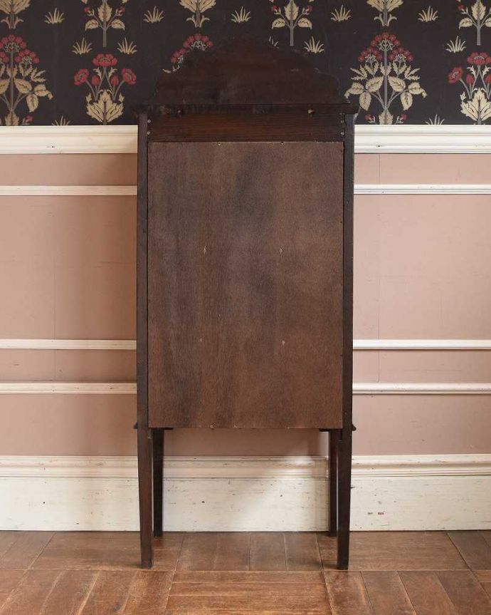 アンティークのキャビネット　アンティーク家具　マホガニー材のアンティーク家具、贅沢な英国ガラスキャビネット（飾り棚）。キレイに修復しました！アンティークは新品ではないので、経年変化によるキズはありますが、専門の職人がキレイにお直しをしているので、後姿までキレイです。(q-1473-f)